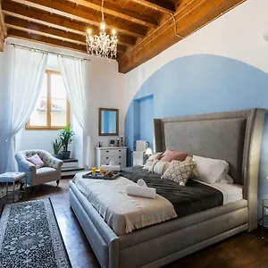 https://historic-center-palace-huge-4-bedrooms-santa-croce.it-tuscanyhotel.com